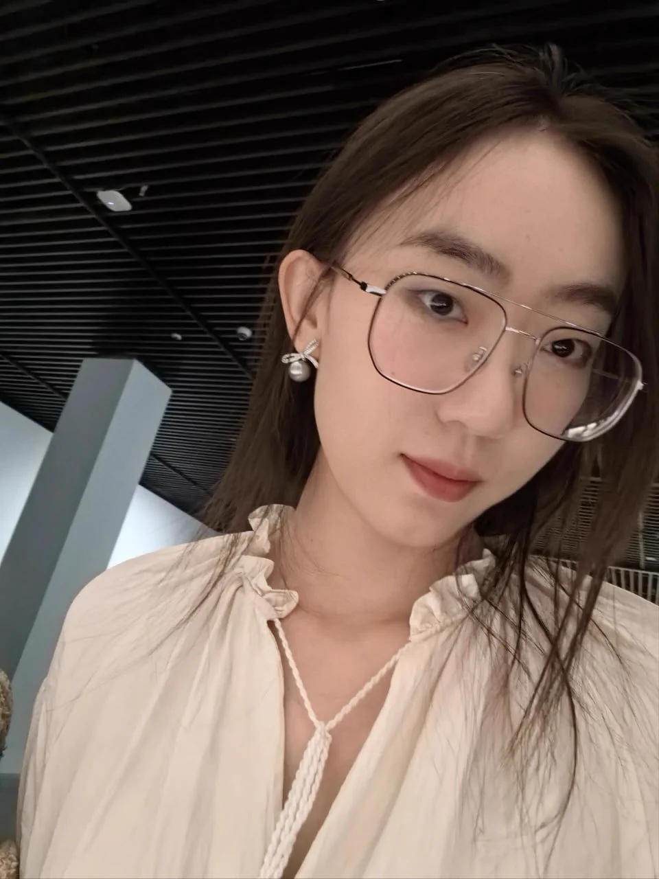 暑假到了最近工作压力大，一放假老师就已经给自己寻找放松感了

约了一个之前就相处很暧昧的学生家长来接我，没想到他这么会玩的，把车开到学校后门，就要我脱光了坐上去。在平时上班的学校旁做爱，感觉羞耻又刺激…

不过以后还是想推特上约陌生人，这样安全一点，假期都有空联系我~ https://t.co/nu2OhNjCsg