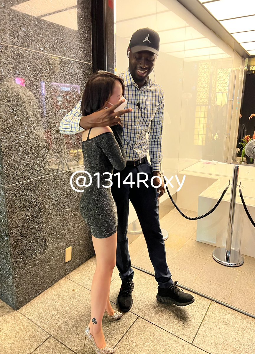 【Roxy街拍】
晚上勾引去夜店的黑哥哥，干嘛放着免费的不玩偏要去收费的呢？
光看面相也能看出来黑哥哥鸡巴不小～
姐姐的衣服其实是透明的，奶头顶在他身上，哪个男人能不硬呢？？ https://t.co/nNgHcA52kI