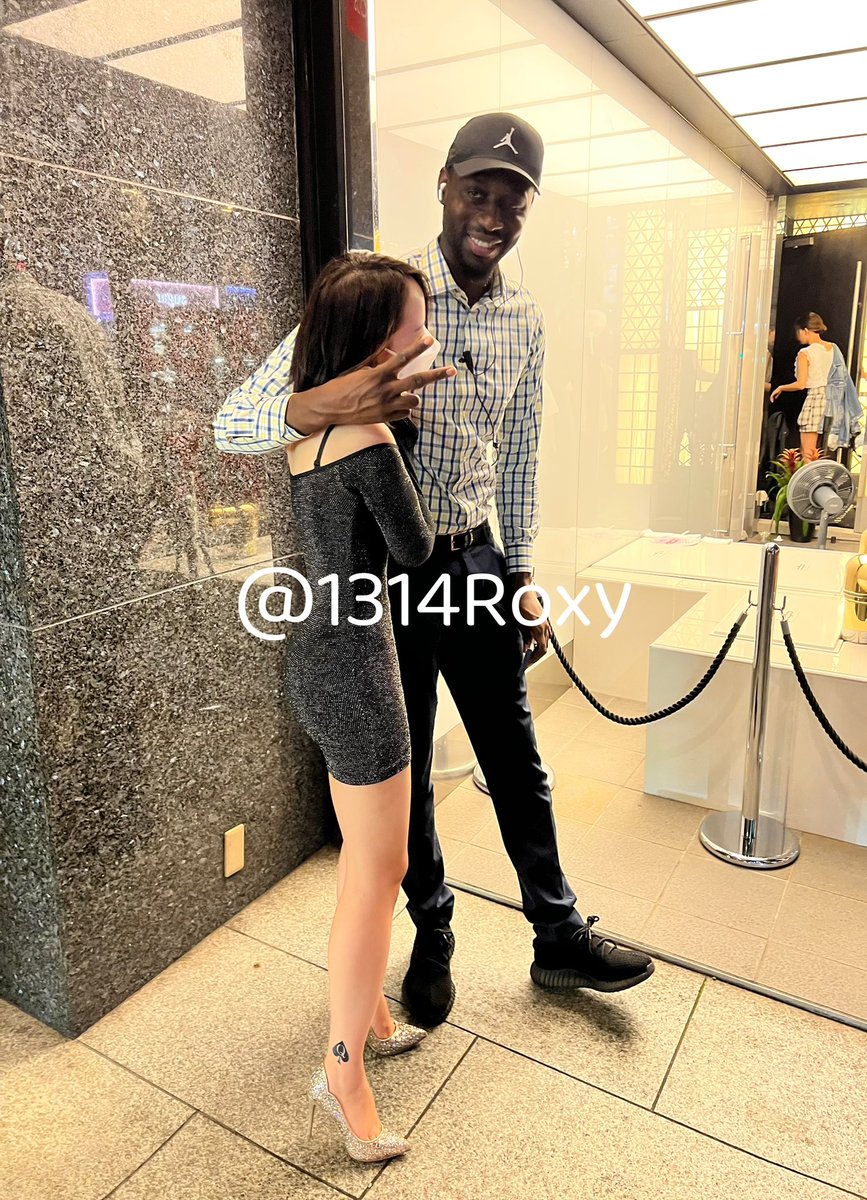 【Roxy街拍】
晚上勾引去夜店的黑哥哥，干嘛放着免费的不玩偏要去收费的呢？
光看面相也能看出来黑哥哥鸡巴不小～
姐姐的衣服其实是透明的，奶头顶在他身上，哪个男人能不硬呢？？ https://t.co/nNgHcA52kI