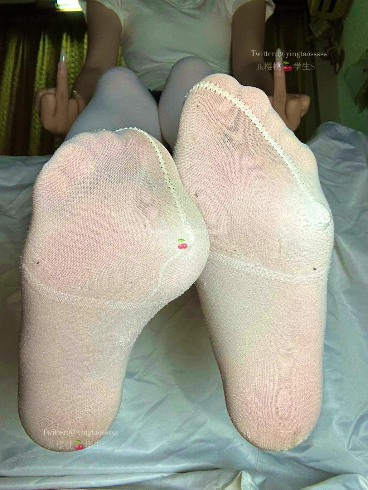 运动完血液循环快，脚底板都通红了，出的脚汗把舞蹈大袜都浸透一股浓郁脚汗酸臭味熏死了
(关注➕转发➕评论➕点赞抽一个送部分照片)
 @007share @SMwangfu @wqganenshi_ https://t.co/iPvNkTeAYA