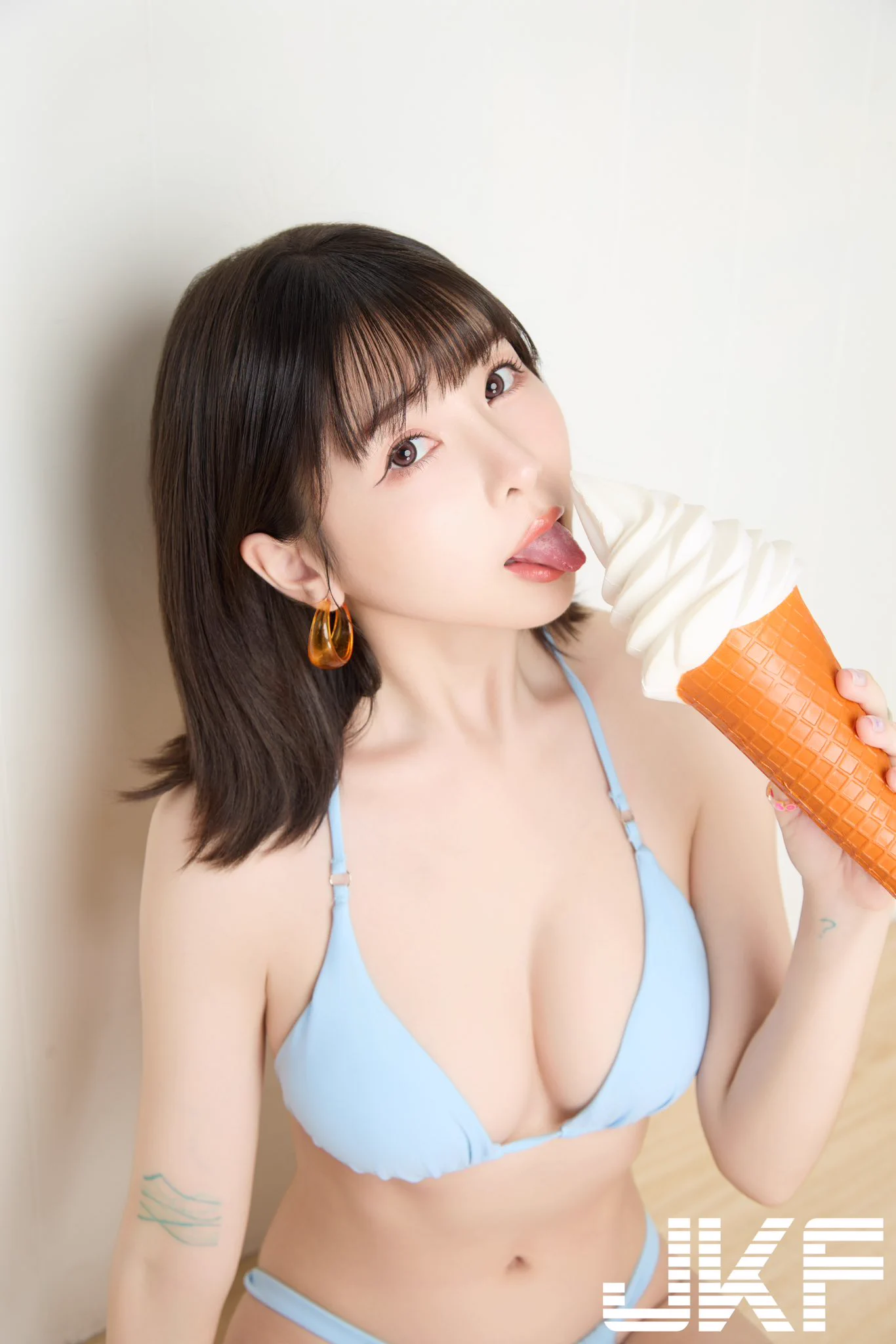 JKF 女郎 Tiny @tiny219_ 

從最初的寫真模特兒，接著是AV幕後經紀人並且到今年到日本發展的台灣女優，一路在暗黑界流轉著的Tiny，現今的她不再僅僅局限於一個人生角色，而是擁有無窮盡能量的情慾掌舵者。

JKF 7 月雜誌銷售中：https://t.co/7sIJgCEdAT https://t.co/WeYE7JkoxG