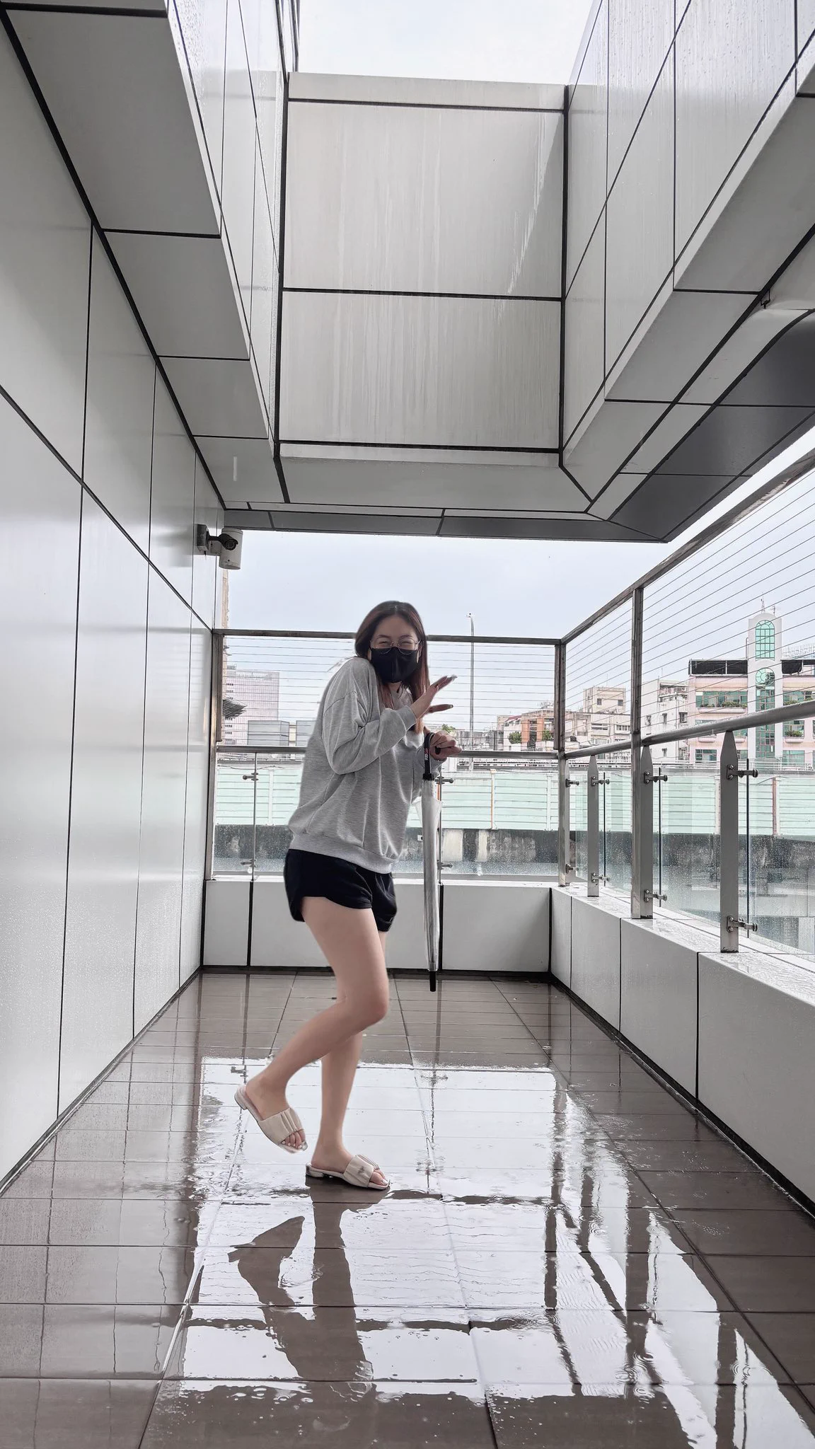 我只是下樓買個飲料，怎麼整個人都濕回來了啦🥺 https://t.co/tBzjkhk6rM