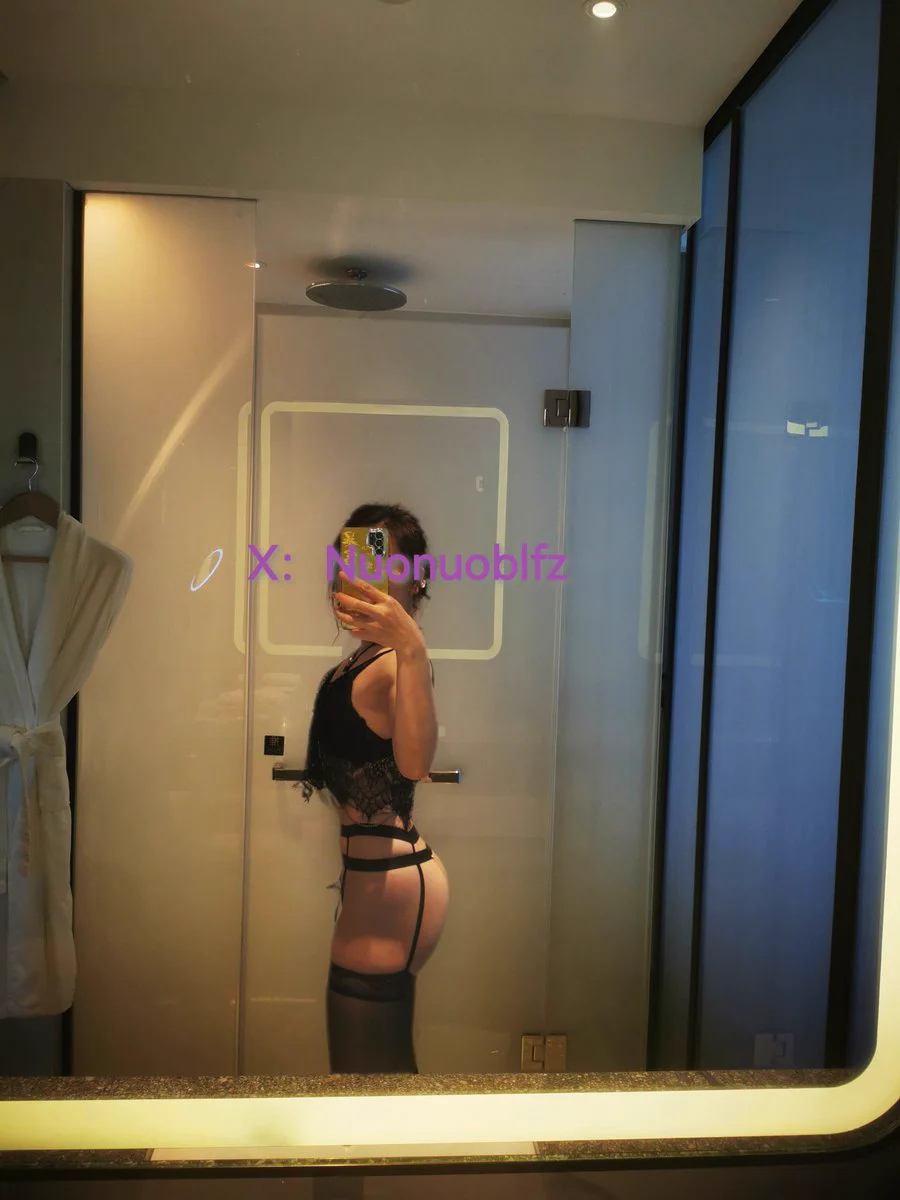 老公说我真是前凸后翘，前面肚子凸后面屁股翘一点都不自律。我说那我从明天开始自律，每天都去健身房找帅气的私教练出腹肌☺️☺️☺️。也不知在座各位别人的老公和男朋友喜欢这种身材不☺️ https://t.co/pCHMZXUy5g