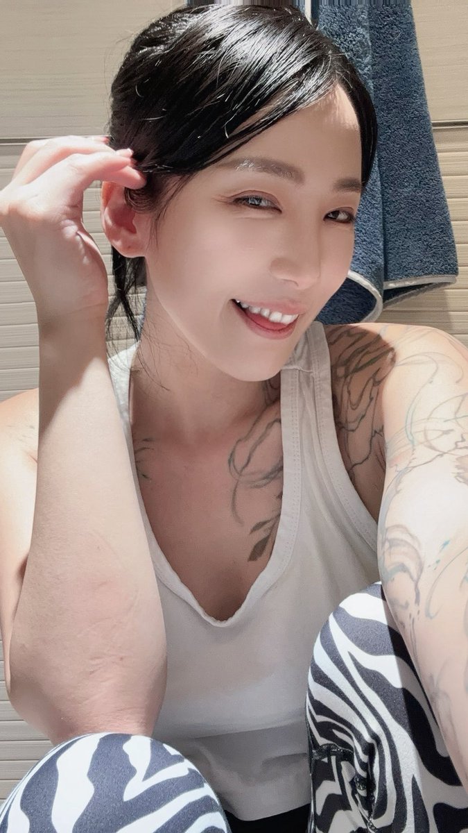 熱熱的天要多洗澡💗一起嗎👅 https://t.co/Zs6MIx4Yg5