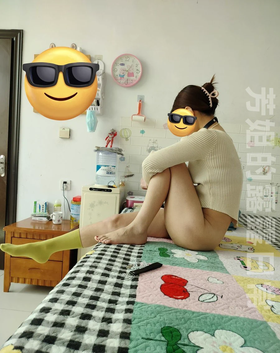 在家里无聊的芳姐，她说想找狼友们玩。。。 你们看她的骚劲儿，在家里就是喜欢下面脱光光 https://t.co/em0c3uoO3F