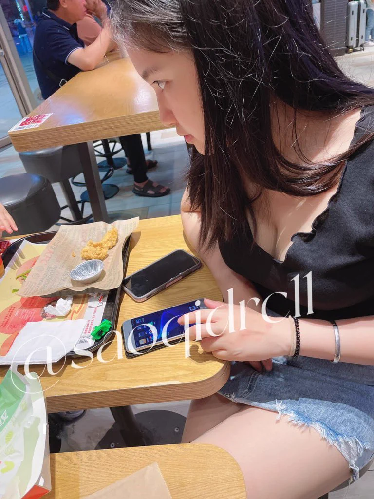 偶遇一个粉丝，特地跟着我还拍我… 

最后我说要不把手伸进来捏一下奶子吧，他很害羞的说不用，说能不能要一下我刚穿过的袜子…

嗯，我的粉丝都这么变态嘛… https://t.co/L2EAwOFrri