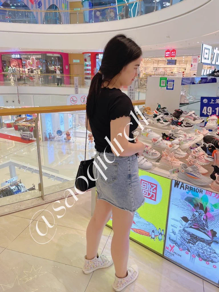 偶遇一个粉丝，特地跟着我还拍我… 

最后我说要不把手伸进来捏一下奶子吧，他很害羞的说不用，说能不能要一下我刚穿过的袜子…

嗯，我的粉丝都这么变态嘛… https://t.co/L2EAwOFrri