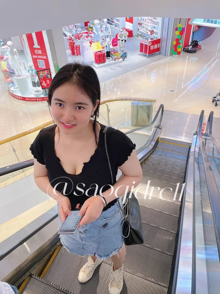 偶遇一个粉丝，特地跟着我还拍我… 

最后我说要不把手伸进来捏一下奶子吧，他很害羞的说不用，说能不能要一下我刚穿过的袜子…

嗯，我的粉丝都这么变态嘛… https://t.co/L2EAwOFrri
