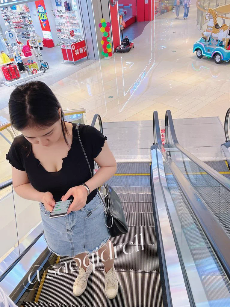 偶遇一个粉丝，特地跟着我还拍我… 

最后我说要不把手伸进来捏一下奶子吧，他很害羞的说不用，说能不能要一下我刚穿过的袜子…

嗯，我的粉丝都这么变态嘛… https://t.co/L2EAwOFrri