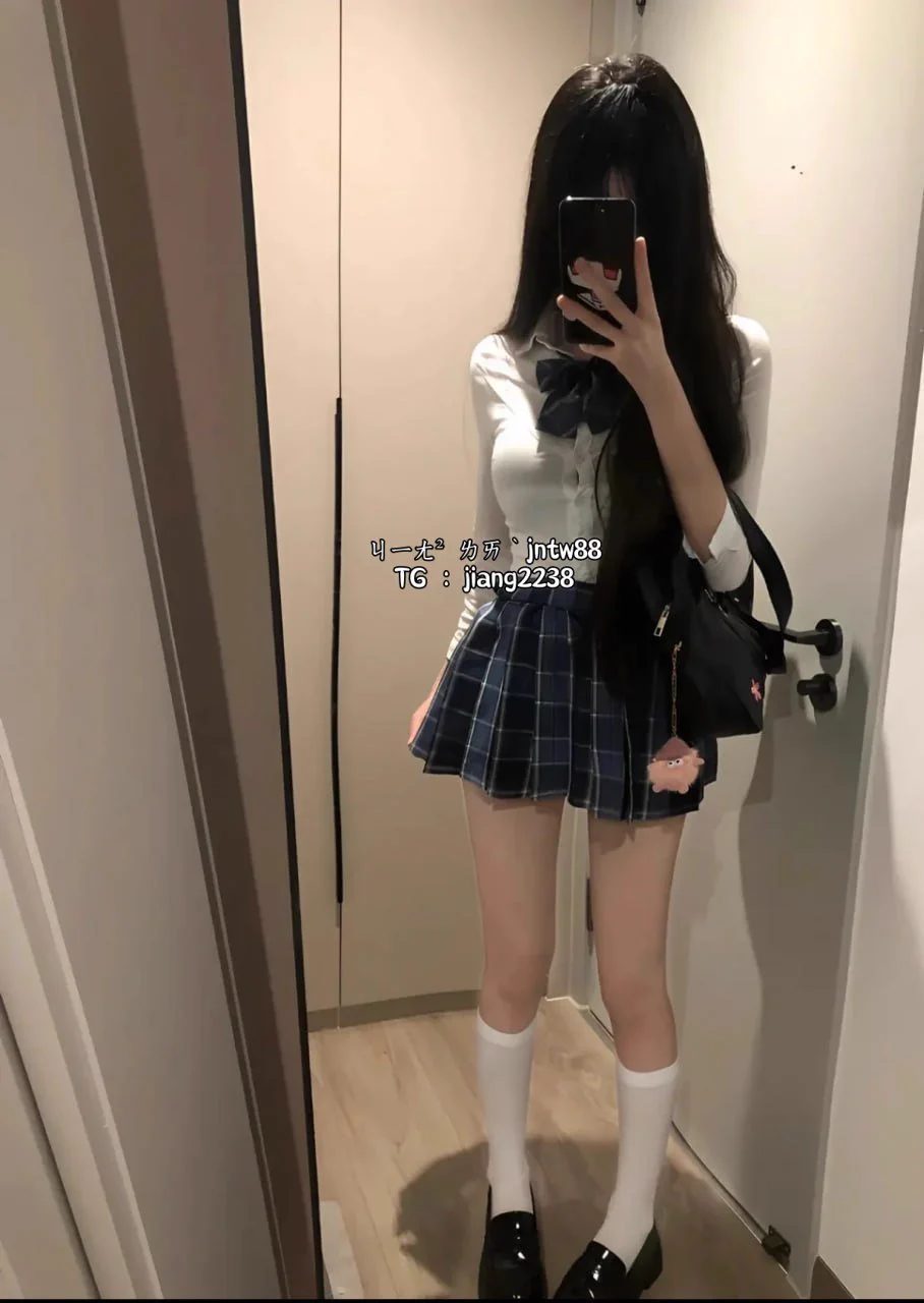 今天心血來潮突然想穿一下高中的制服🤣
想起那時候好像已經蠻色的了
下課有空都會跑去跟男友約會做愛🤤
被插到高潮腿軟真的很爽❤️
穿制服愛愛男生會比較有感覺嗎～ https://t.co/bRroYRjqoI