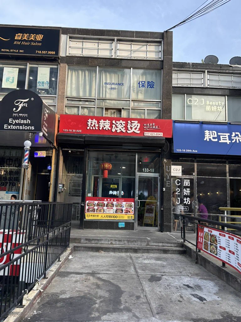去法拉盛吃了小红书上推荐第一名的水煮鱼。店面很小，但是水煮鱼确实不错。小费20%……我真不习惯小费😂税也得有10美元了。一顿饭的价格往上加了近30美元。美国不适合穷人生活。 https://t.co/RHoB6HPdn4