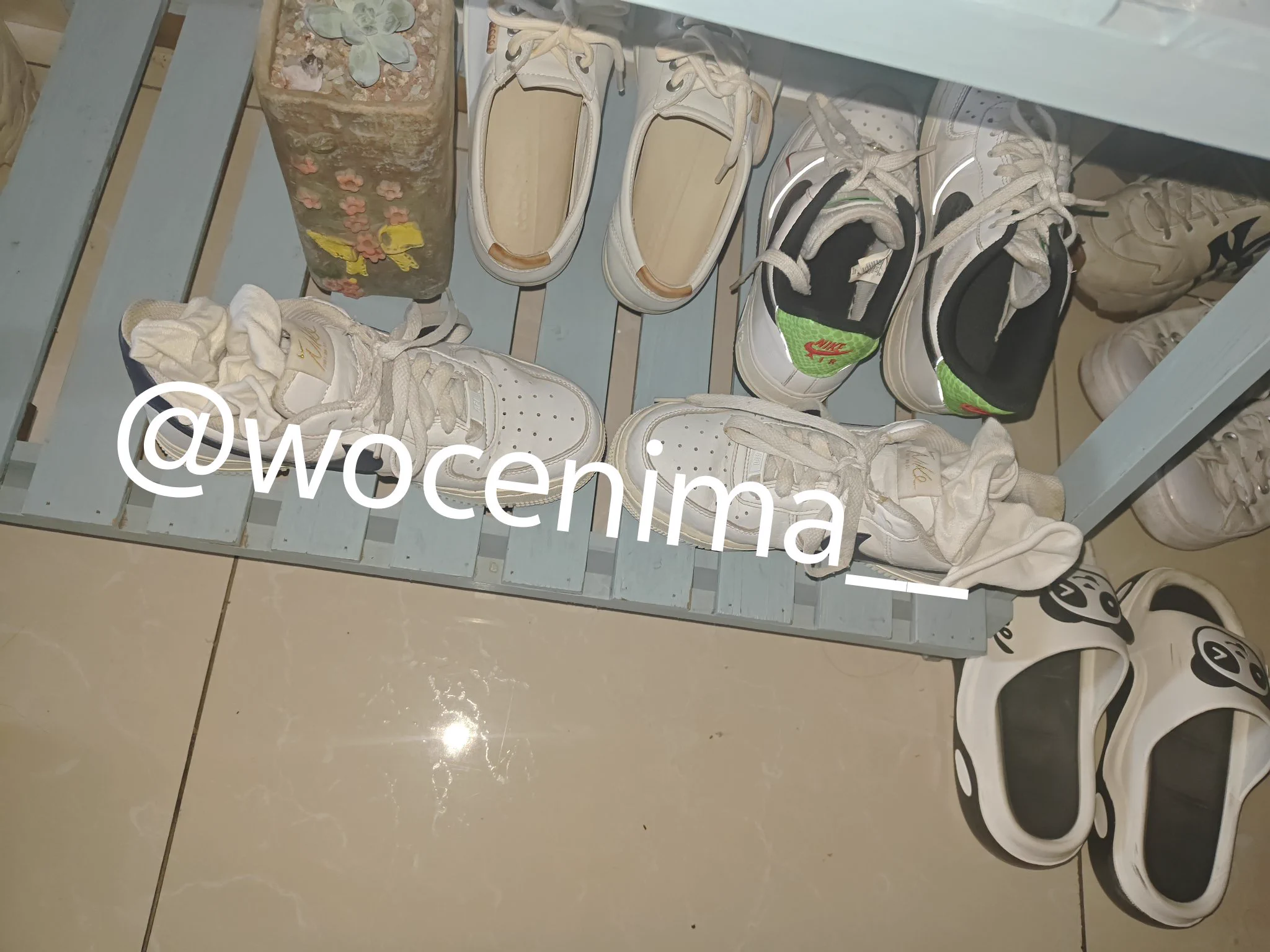 姐妹花的妹妹刚从韩国旅游回来就给我献上大礼吗  有点意思  拖鞋要给我香晕了  怎么女生的脚能这么香  袜子的脚尖部分黄黄的  不臭的汗味加体味  好舒服  胶图更新在群里了 #扫楼 #打胶 #扫楼打胶 https://t.co/wymm9nehDn