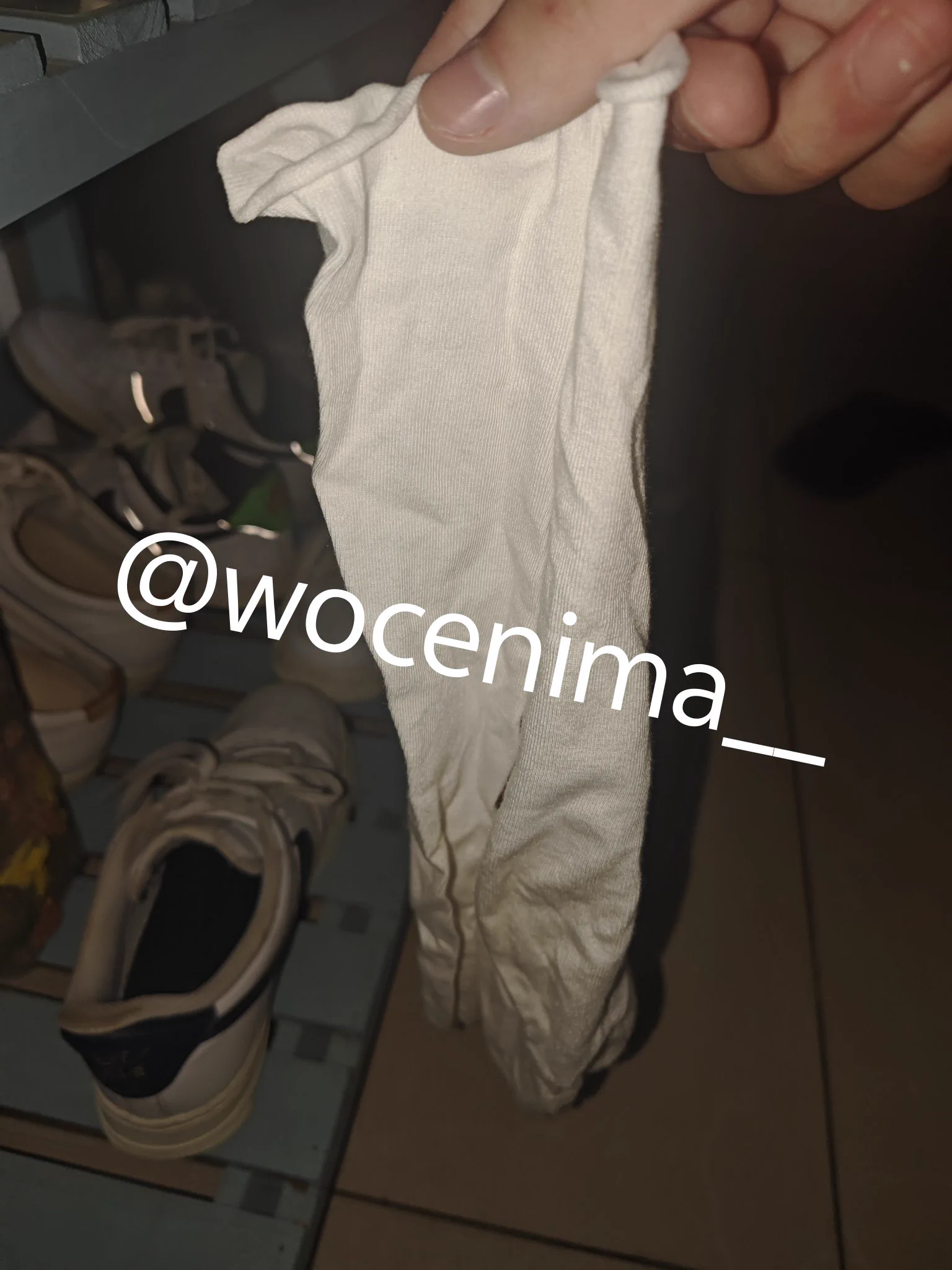 姐妹花的妹妹刚从韩国旅游回来就给我献上大礼吗  有点意思  拖鞋要给我香晕了  怎么女生的脚能这么香  袜子的脚尖部分黄黄的  不臭的汗味加体味  好舒服  胶图更新在群里了 #扫楼 #打胶 #扫楼打胶 https://t.co/wymm9nehDn