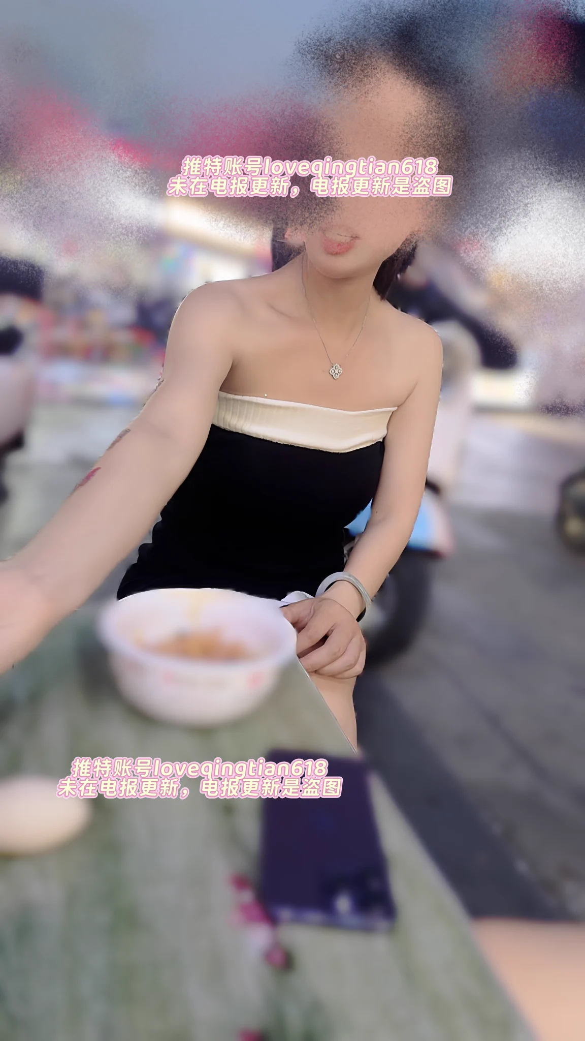 7月27号晚上好兄弟们，今晚没做饭，在外面小吃摊吃的
看来看去还是大姐的日常打扮过瘾，裙子很短，还没有穿安全裤，老婆就是一身居家睡衣就出门了
大姐的胳膊上是孩子给贴的什么防蚊贴，贴了好多😂，然后就是这两天没什么特别的事情，一切都挺正常的，和兄弟们汇报一下 https://t.co/IcS59afg49