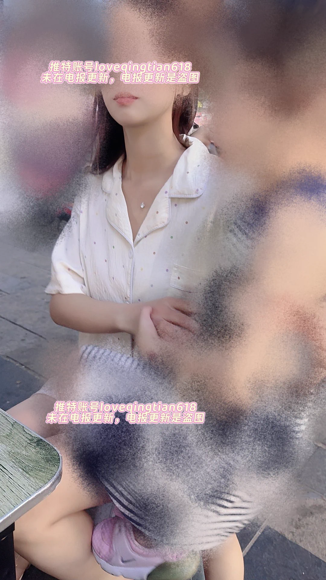 7月27号晚上好兄弟们，今晚没做饭，在外面小吃摊吃的
看来看去还是大姐的日常打扮过瘾，裙子很短，还没有穿安全裤，老婆就是一身居家睡衣就出门了
大姐的胳膊上是孩子给贴的什么防蚊贴，贴了好多😂，然后就是这两天没什么特别的事情，一切都挺正常的，和兄弟们汇报一下 https://t.co/IcS59afg49