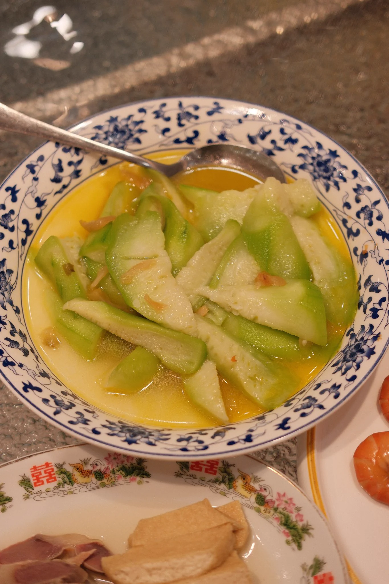 珍馐美食当前。
却无法下嘴。
智齿发炎了，真是该死。

少年读书。
富有的老头娶了年轻漂亮的小妾，却因身体老迈，无法交配，只能以手玩弄，聊过心瘾。
小妾又烦又乱，深夜与隔壁的年轻公子偷情。

没有什么比身体机能受损更丧失一个人自尊的了啊！

这样看来。
年轻就是好事。
健康也是好事。
年轻且健康已是大好事。