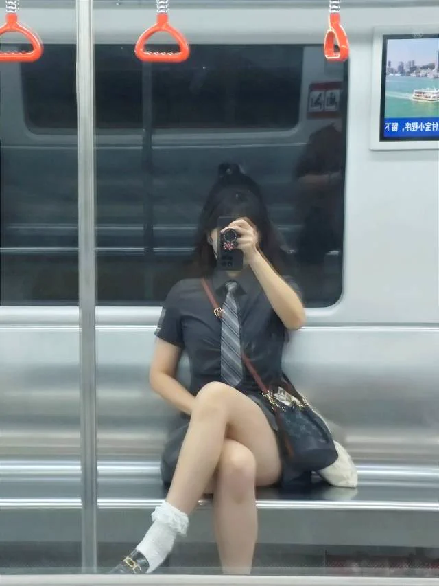 已婚人妻的少女穿搭，真空坐地铁，这次夹着跳蛋，被网友远程控制
#广州 #母狗 https://t.co/Ld1NmnOdK6