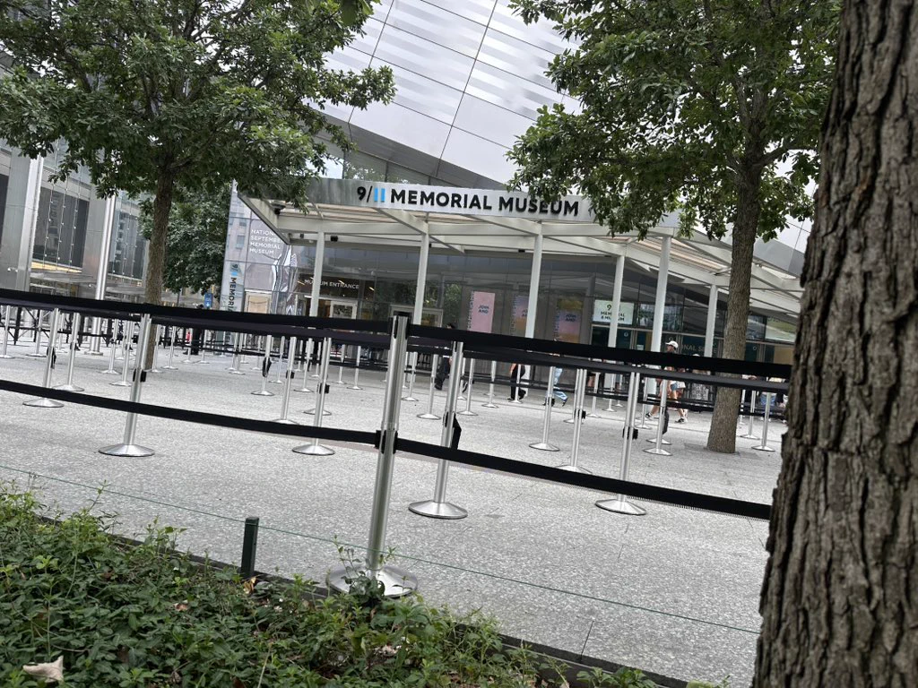 911纪念地，缅怀无辜的生命与那些逆行的勇士… 这个事件不只是历史，更是整个文明世界的集体记忆。
纽约的喧嚣中，这里像是时间暂停的角落……当手指触摸到一个个陌生的名字时，鼻头就会发酸，多少个精英孩子啊……和平，永远值得守护。
愿悲剧不再重演。 https://t.co/g146EUyqRQ