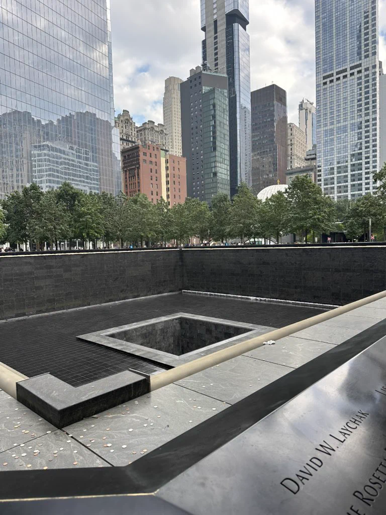 911纪念地，缅怀无辜的生命与那些逆行的勇士… 这个事件不只是历史，更是整个文明世界的集体记忆。
纽约的喧嚣中，这里像是时间暂停的角落……当手指触摸到一个个陌生的名字时，鼻头就会发酸，多少个精英孩子啊……和平，永远值得守护。
愿悲剧不再重演。 https://t.co/g146EUyqRQ