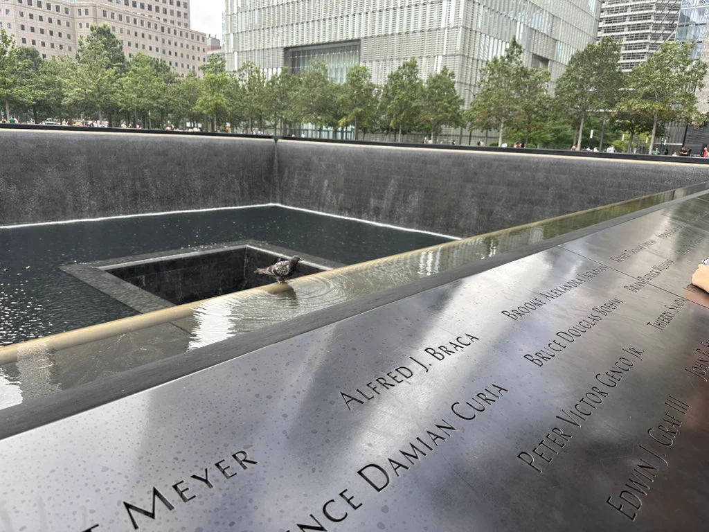 911纪念地，缅怀无辜的生命与那些逆行的勇士… 这个事件不只是历史，更是整个文明世界的集体记忆。
纽约的喧嚣中，这里像是时间暂停的角落……当手指触摸到一个个陌生的名字时，鼻头就会发酸，多少个精英孩子啊……和平，永远值得守护。
愿悲剧不再重演。 https://t.co/g146EUyqRQ