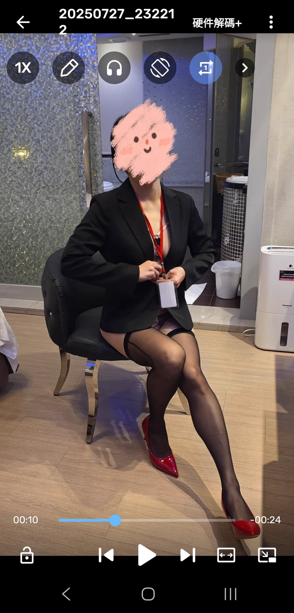 走一個親切女同主管風😂😂
(每次發完圖都有一陣子不太敢穿同件外套上班😳😳） https://t.co/gFJb4GnXgI