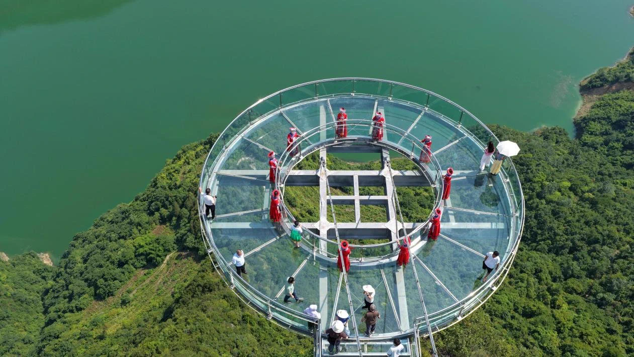 Tourists take in the natural beauty of Enshi Tujia and Miao Autonomous Prefecture, central China's Hubei Province. Known for its cool alpine climate, dramatic karst landscapes, and rich Tujia culture, Enshi has become a summer favorite with offerings from canyon treks to Qingjiang River rafting.