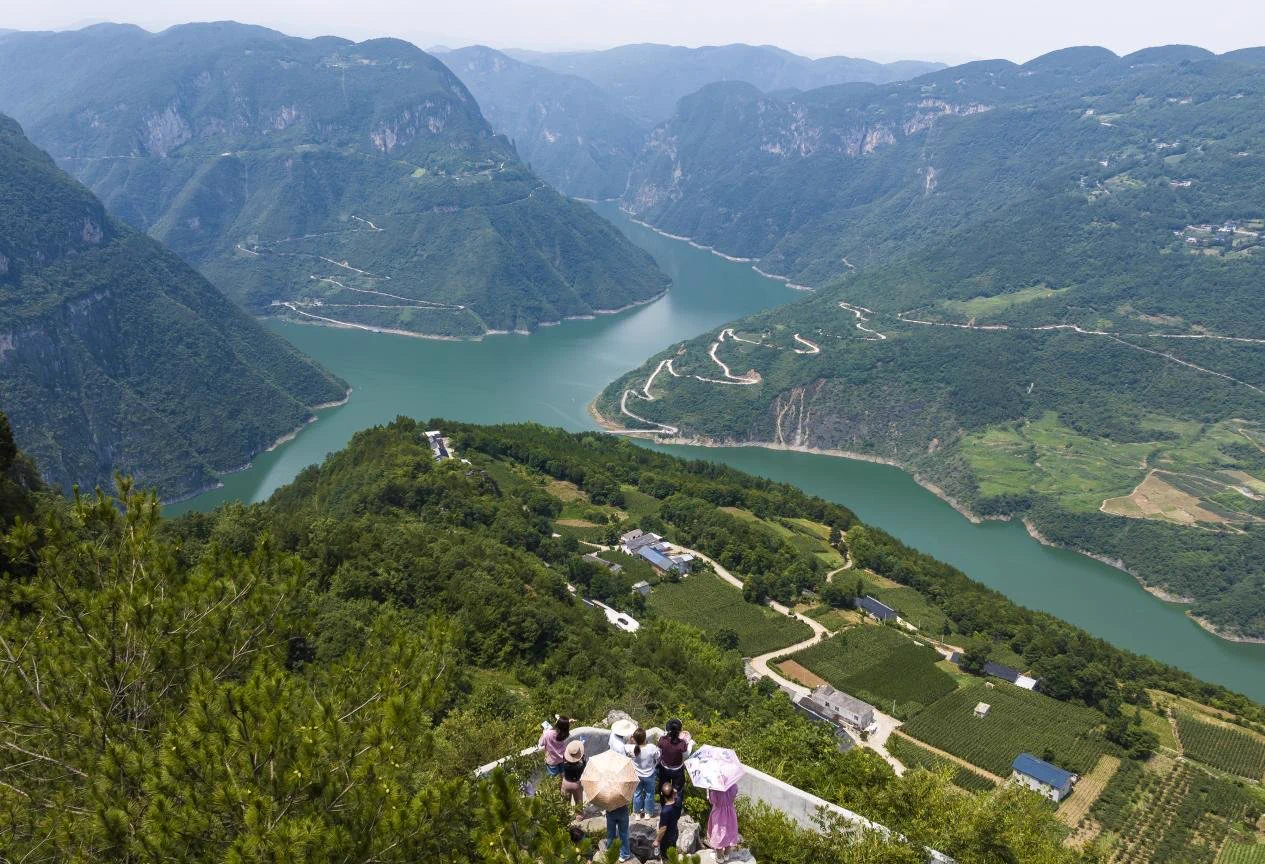 Tourists take in the natural beauty of Enshi Tujia and Miao Autonomous Prefecture, central China's Hubei Province. Known for its cool alpine climate, dramatic karst landscapes, and rich Tujia culture, Enshi has become a summer favorite with offerings from canyon treks to Qingjiang River rafting.