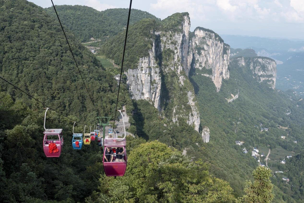 Tourists take in the natural beauty of Enshi Tujia and Miao Autonomous Prefecture, central China's Hubei Province. Known for its cool alpine climate, dramatic karst landscapes, and rich Tujia culture, Enshi has become a summer favorite with offerings from canyon treks to Qingjiang River rafting.