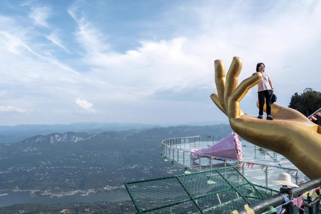 Tourists take in the natural beauty of Enshi Tujia and Miao Autonomous Prefecture, central China's Hubei Province. Known for its cool alpine climate, dramatic karst landscapes, and rich Tujia culture, Enshi has become a summer favorite with offerings from canyon treks to Qingjiang River rafting.