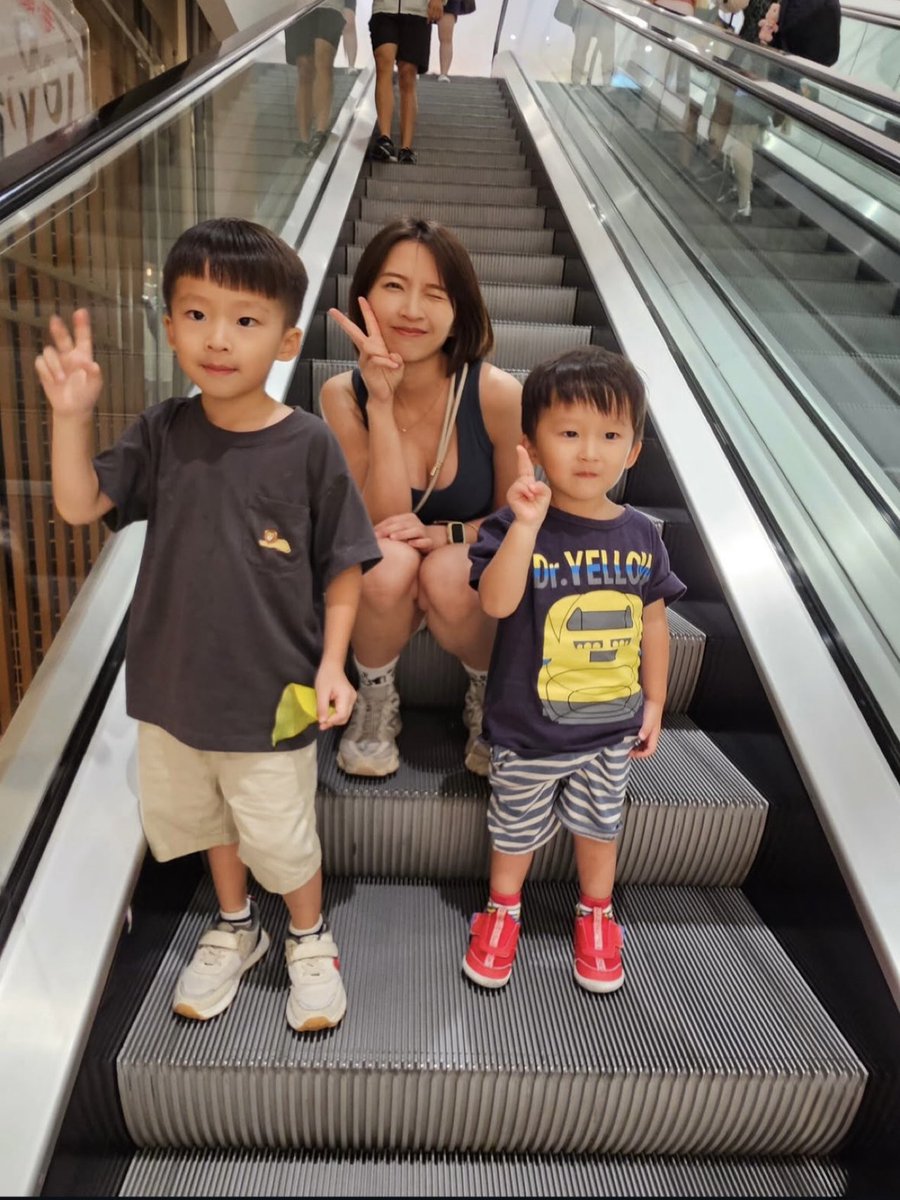 雖然長輩說：想生就生錢不是問題會幫忙養啦 雖然哥哥弟弟都說：會當好幫手一起照顧但是我們還是猶豫不決每次驗孕都嚇得要死 我年輕時這麼花從來沒想過以後的我竟然在思考要不要弟三個小孩😆 https://t.co/cWvgQB69XB