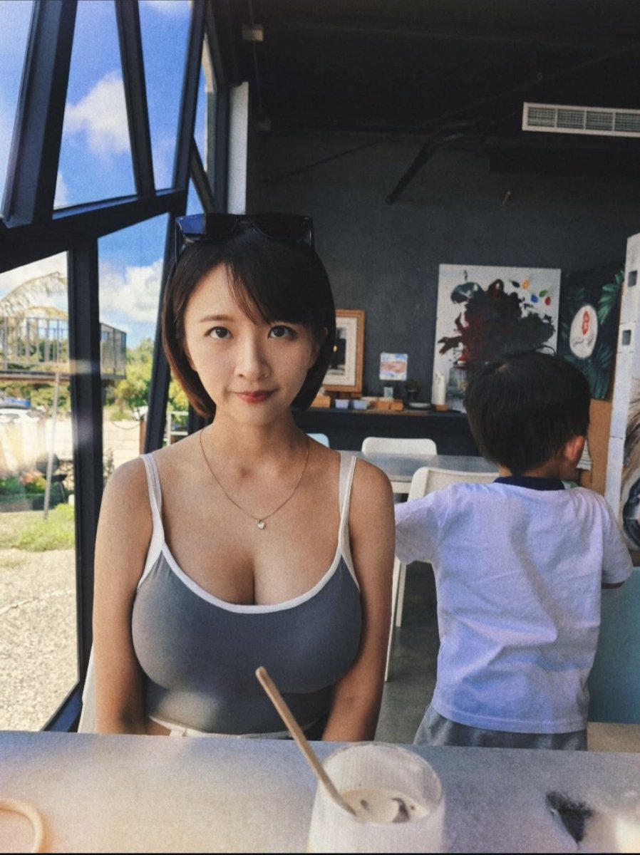 雖然長輩說：想生就生錢不是問題會幫忙養啦 雖然哥哥弟弟都說：會當好幫手一起照顧但是我們還是猶豫不決每次驗孕都嚇得要死 我年輕時這麼花從來沒想過以後的我竟然在思考要不要弟三個小孩😆 https://t.co/cWvgQB69XB