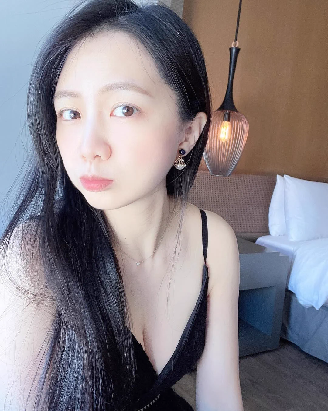 聽話的沒穿內褲出門 
結果在火車上被偷偷摸的濕答答 
外面的人會不會覺得我進去太久了🙈

#偷偷摸摸 #有點興奮是正常的嗎 https://t.co/w1jEEoJKRK