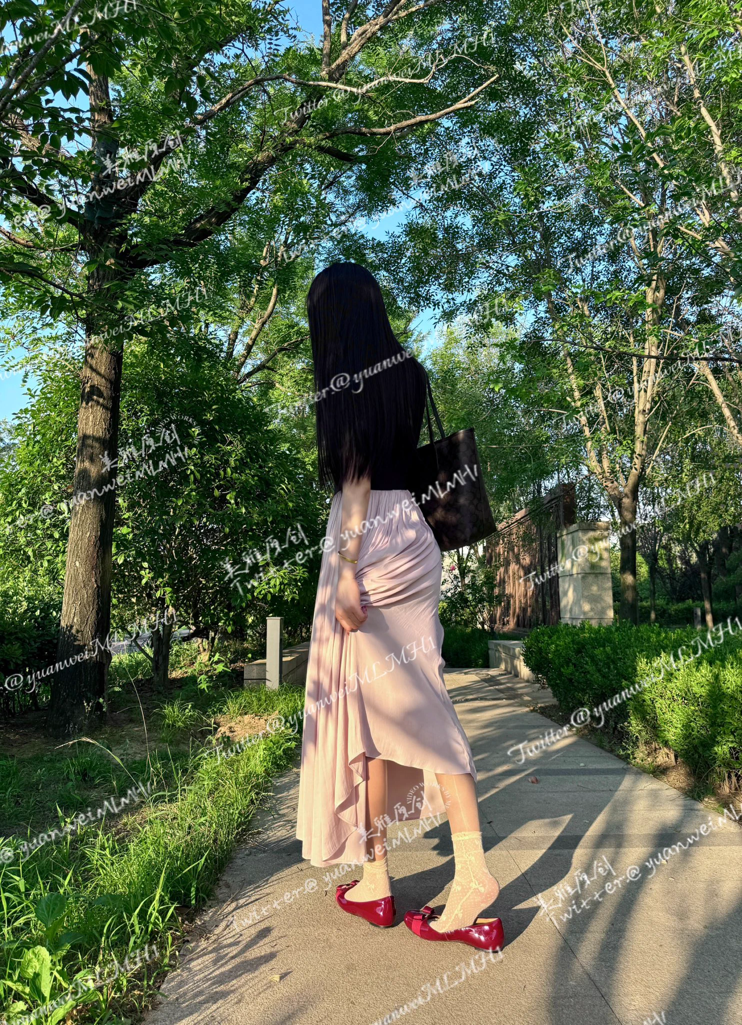 又是热浪滚滚的一天，穿两双都抵不住被脚汗侵湿，连续穿了几天酸味十足了..诺！今日份的原味，摆拍一下密封了 https://t.co/u64ctsNlvi
