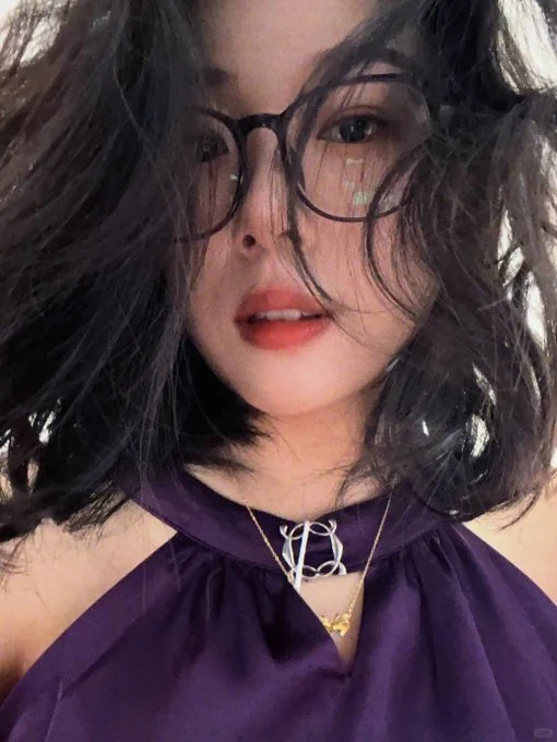 中午说想做点刺激的事，结果整个下午都在惦记。

趁着下课，办公室没人，偷偷躲进厕所——脱光了衣服😳
现在半裸着，只剩一条连档的丝袜裤贴在身上。

谁想看自拍？
来私信敲门，老师开一条小缝给你瞄一眼😌 https://t.co/iQF7zsWA8J