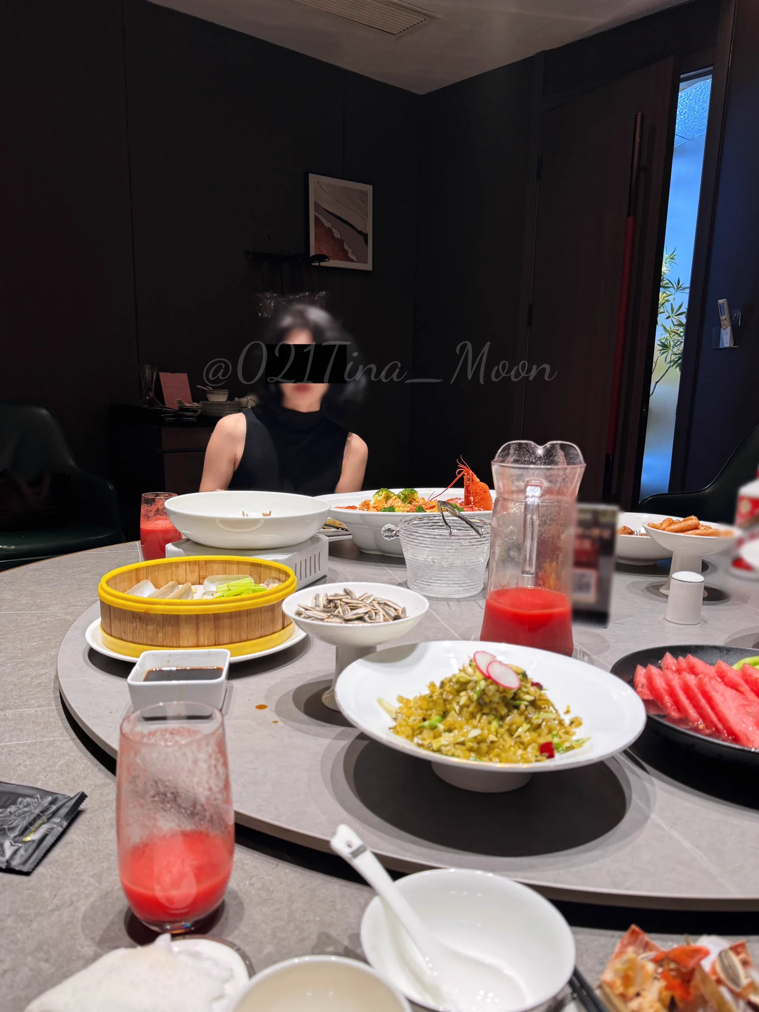 中午陪南方客户一起吃饭，夫人坐在我和客户的对面，酒过三巡客户我俩说起女人夏天更热还要比男人多穿一件内衣，夫人掀起衣服说：贴奶盖就好了呀，一样清凉。毫无防备的给我俩都看喷了，客户激动的讲一句…看着夫人那么瘦竟然这么有料，兄弟有口福啊。我心想，那岂止是口福😏 https://t.co/8VZNYjaxVD
