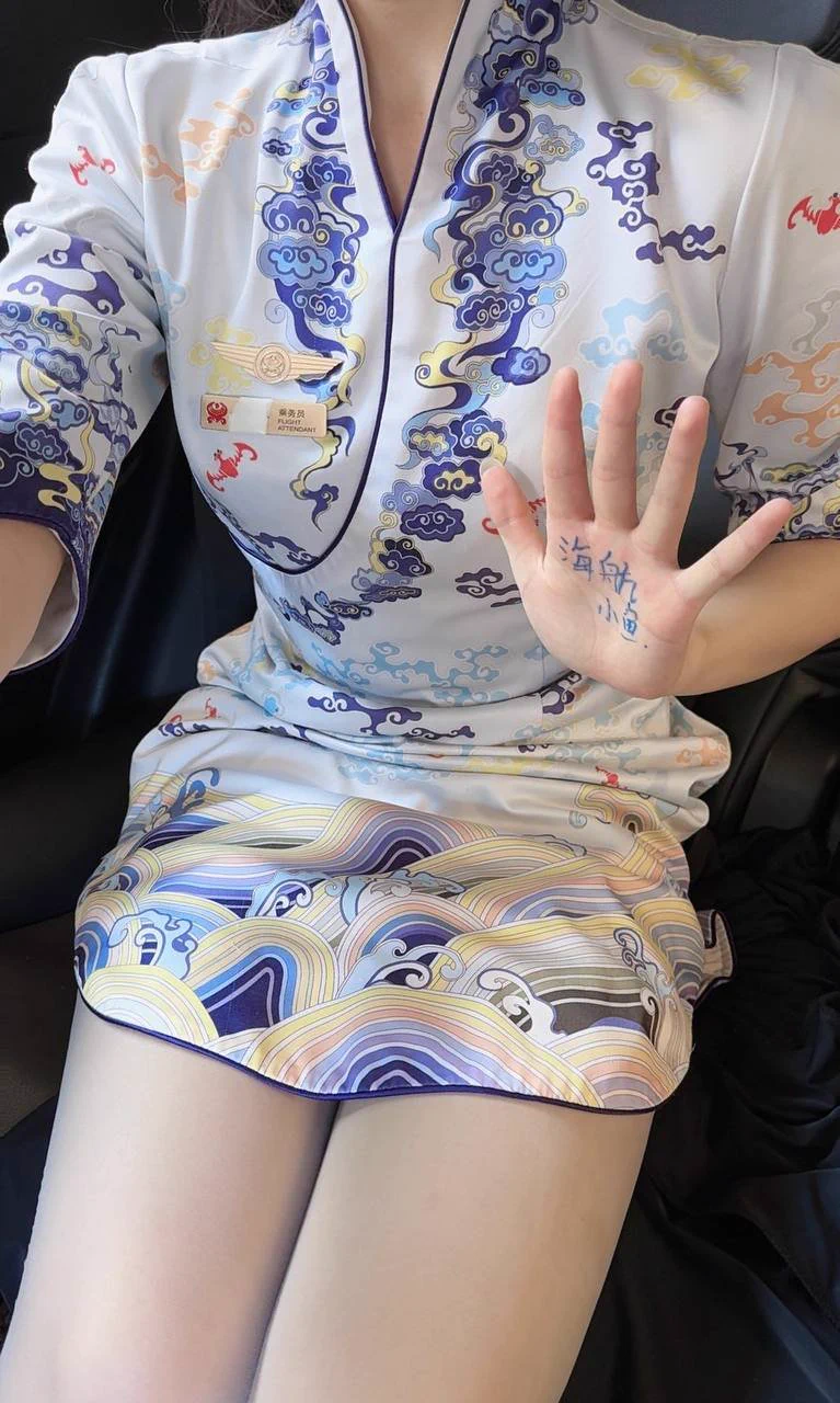 落地之后被粉丝接到啦，特地比个五，希望周五能有个好体验～

结果没想到他这么饥渴，在车上就发生了。射在了屁股上，好像还有些精液留在了小穴里。他说看着丝袜足底和屁股就忍不住射了…

希望下个见的粉丝不要这么猴急，持久一点。还有同城的吗？可以报名哦… https://t.co/dwD8BbytmX