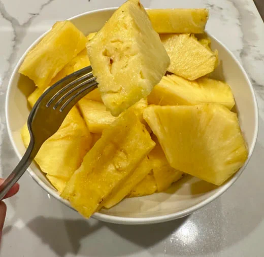 聽說女生吃完鳳梨幾個小時後，下面的味道會變得甜甜的、香香的🍍💦
真的假的啊？
我今天特地吃了一大碗鳳梨，想驗證一下是不是真的哈哈
看看，是不是像水果糖一樣上癮🍬👅
【悄悄話：想#想被品嚐 #今天特別甜】 https://t.co/8iJv4sqwv8