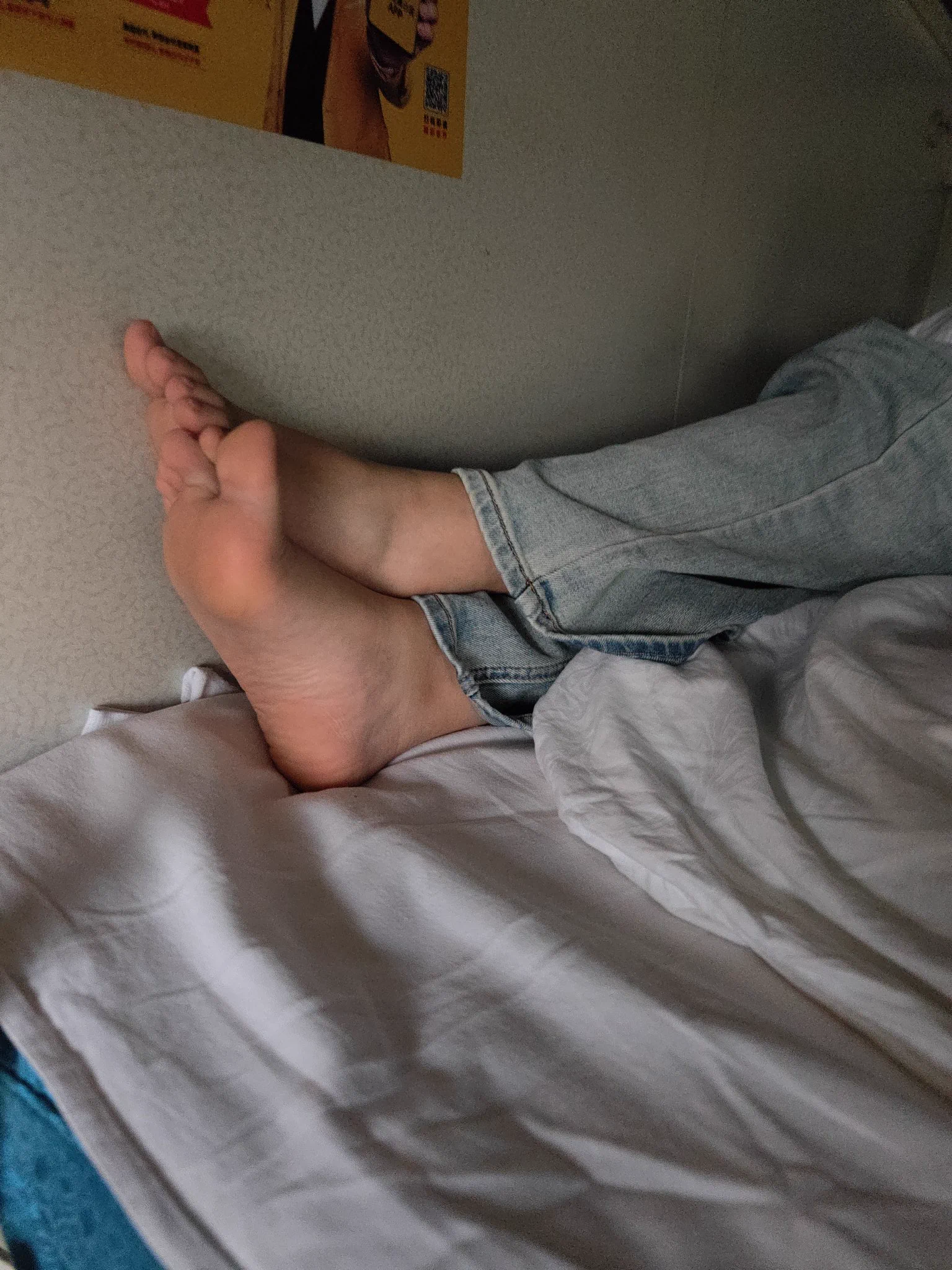 第三期
是无法复刻的瞬间
二十来岁，可能是今年wp系列中保养最好的一双美足了
不过咱就是说，袜子放脚头不怕半夜踢掉地上吗
#足 #脚趾 #恋足 #美脚 #凉鞋 #拖鞋 #裸足 #足底 #足控 #卧铺 #女大学生 https://t.co/6S1AoYtUyr
