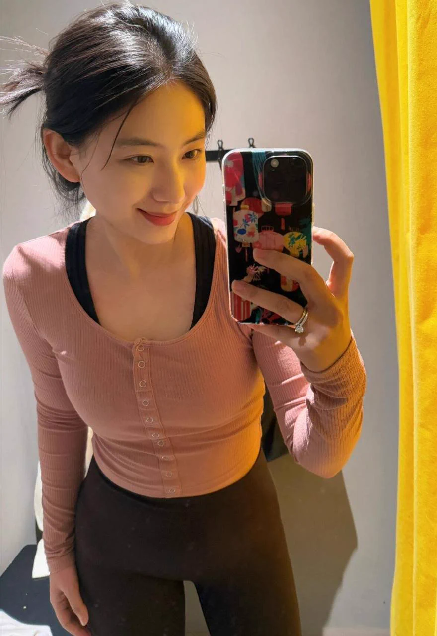 来发福利啦。

凡是给妈妈本条点赞的，挑聊得来的铁粉，送和粉丝约的完整版露脸性爱视频，私信自取～ https://t.co/X4HZziglSU