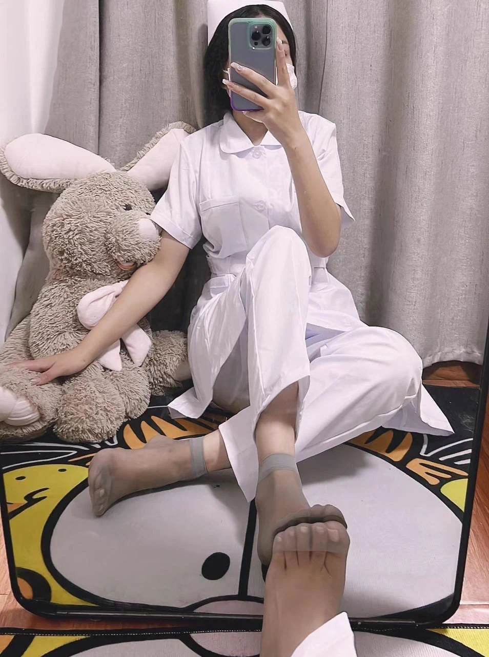 小护士刚回到家就想着给你们拍照啦，灰丝短袜好像土中带着诱惑，不知道有没有人能欣赏得来…

心里也会幻想，用穿了一天的丝袜脚，踩在男人的肉棒上，然后揉搓到射，应该很有女王的那种快感吧～

最近都是白班，晚上可以见粉丝啦，有同城的吗可以报名～ https://t.co/2J7tiHLEFe