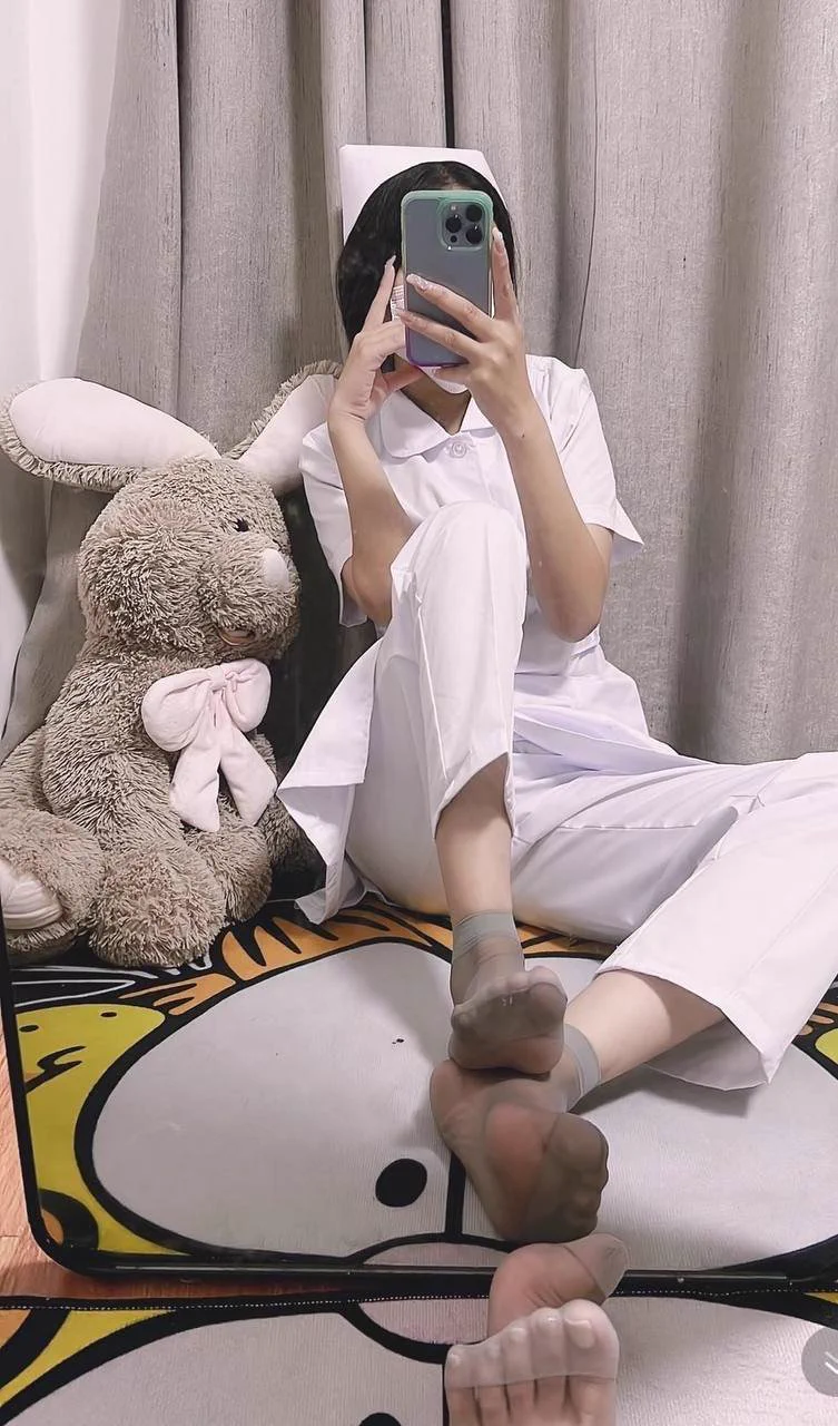 小护士刚回到家就想着给你们拍照啦，灰丝短袜好像土中带着诱惑，不知道有没有人能欣赏得来…

心里也会幻想，用穿了一天的丝袜脚，踩在男人的肉棒上，然后揉搓到射，应该很有女王的那种快感吧～

最近都是白班，晚上可以见粉丝啦，有同城的吗可以报名～ https://t.co/2J7tiHLEFe
