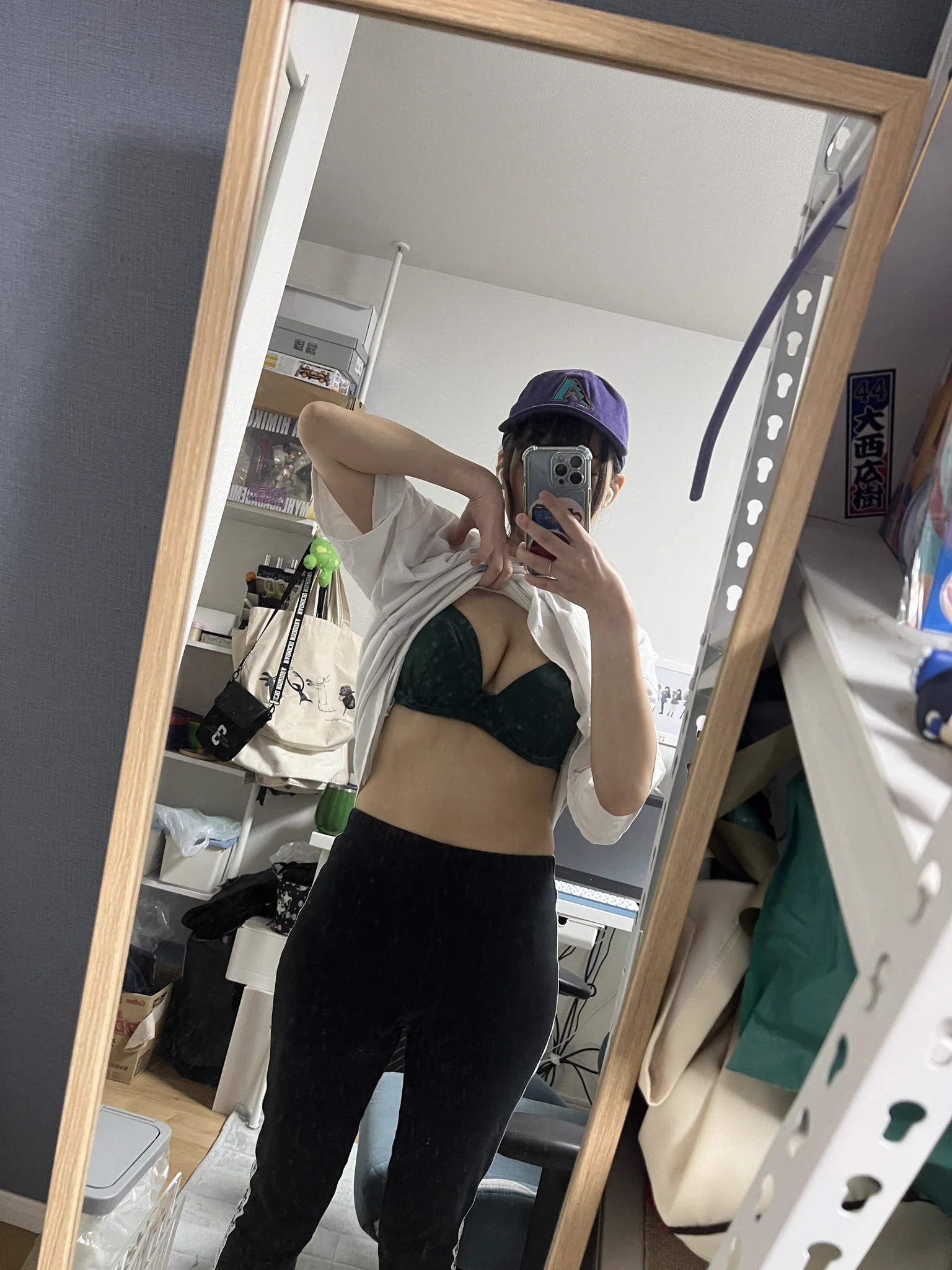 ブラの形のせいで乳首立ってるみたいなってて草 https://t.co/g8kJ3oWnJi