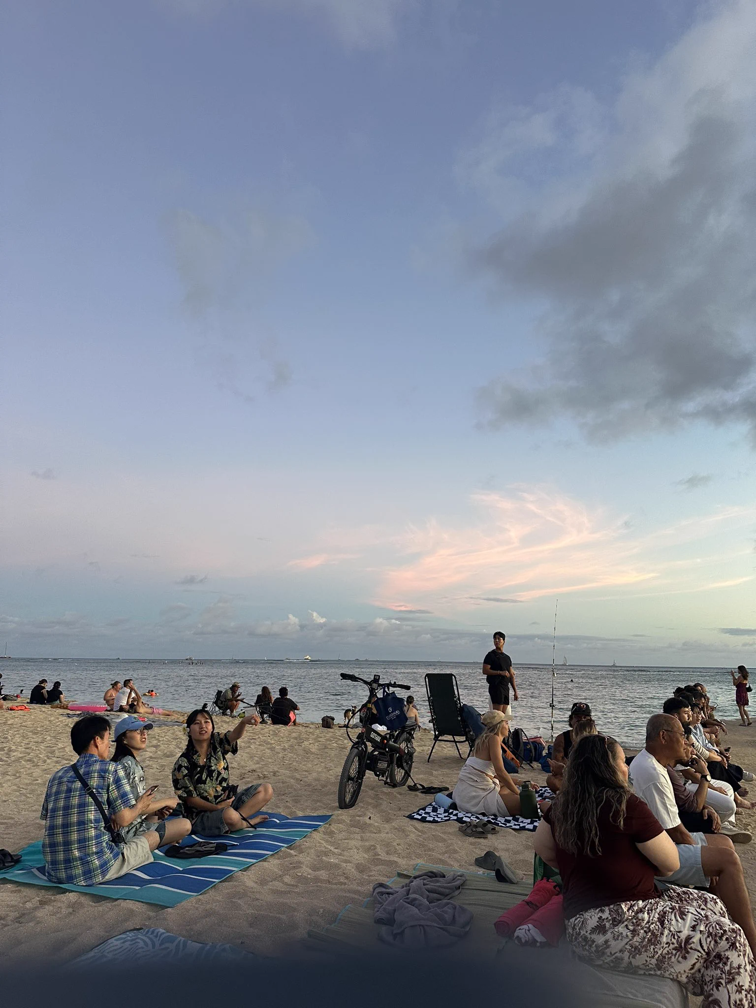 图1.2是夏威夷waikiki海滩。
图3.4是我家后院。
我家后院完胜啊，哈哈哈。 https://t.co/lzP5kQTB82