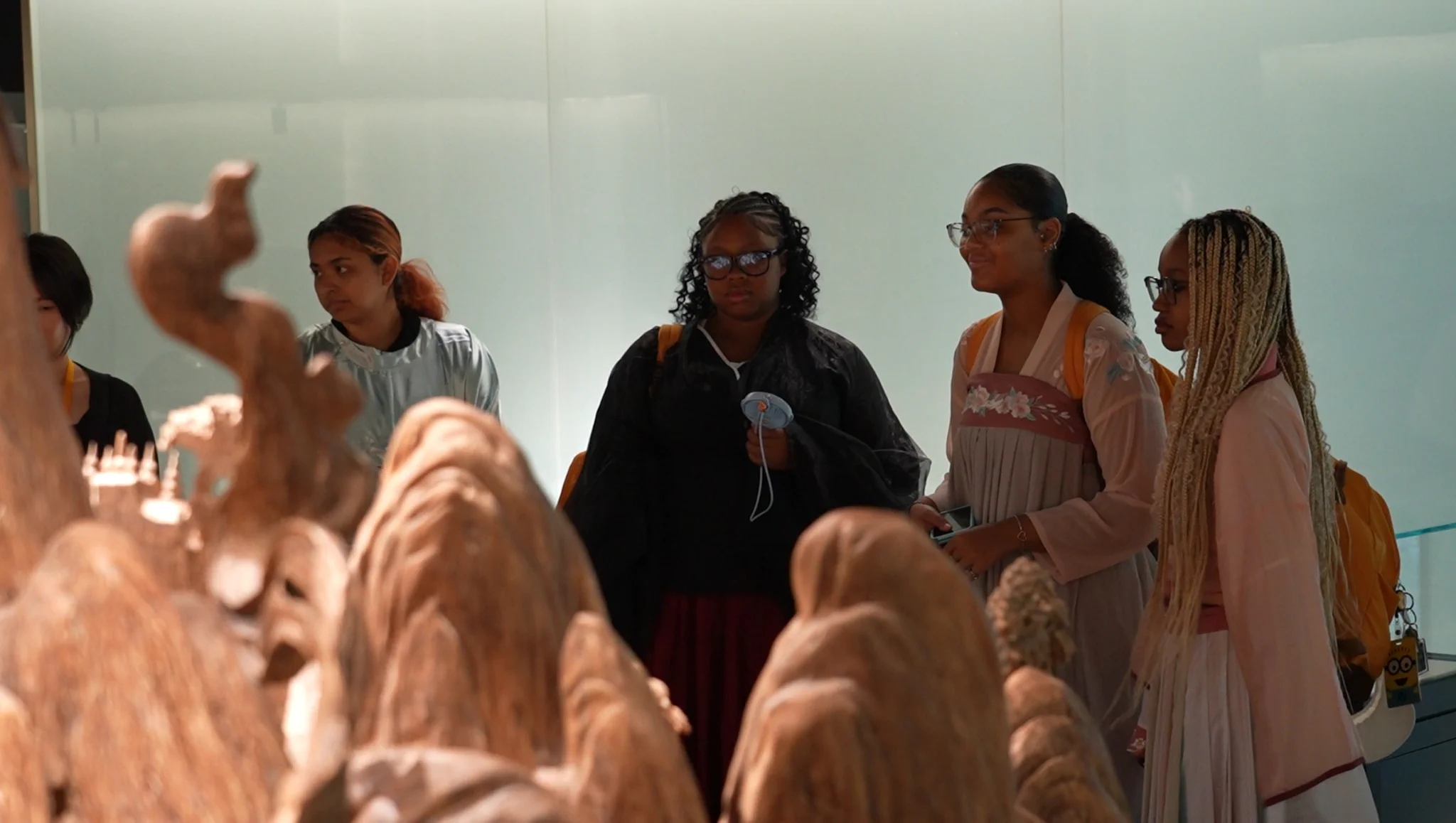 On July 20, the U.S. Youth Ambassadors in Xiamen 2025 visited the Xiamen Agarwood Museum—one of the largest specialized agarwood museums in China. Dressed in traditional Chinese attire, the Chinese and American youth delegates explored the exhibits, experienced the ancient art of incense sealing (zhuanxiang), and crafted their own sachets. Through sight, scent, sound, and touch, they immersed themselves in the rich and distinctive world of traditional Chinese incense culture.