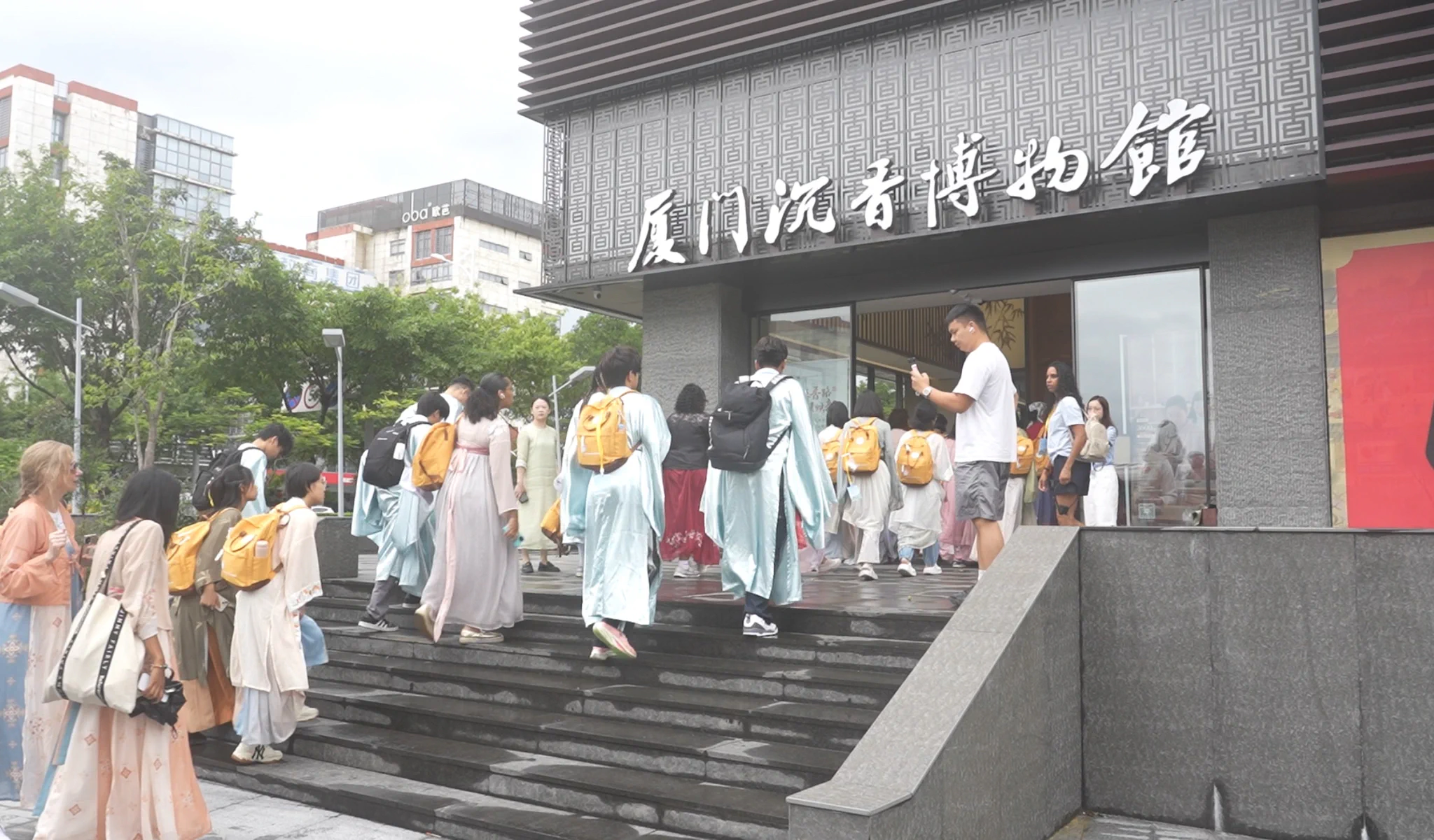 On July 20, the U.S. Youth Ambassadors in Xiamen 2025 visited the Xiamen Agarwood Museum—one of the largest specialized agarwood museums in China. Dressed in traditional Chinese attire, the Chinese and American youth delegates explored the exhibits, experienced the ancient art of incense sealing (zhuanxiang), and crafted their own sachets. Through sight, scent, sound, and touch, they immersed themselves in the rich and distinctive world of traditional Chinese incense culture.