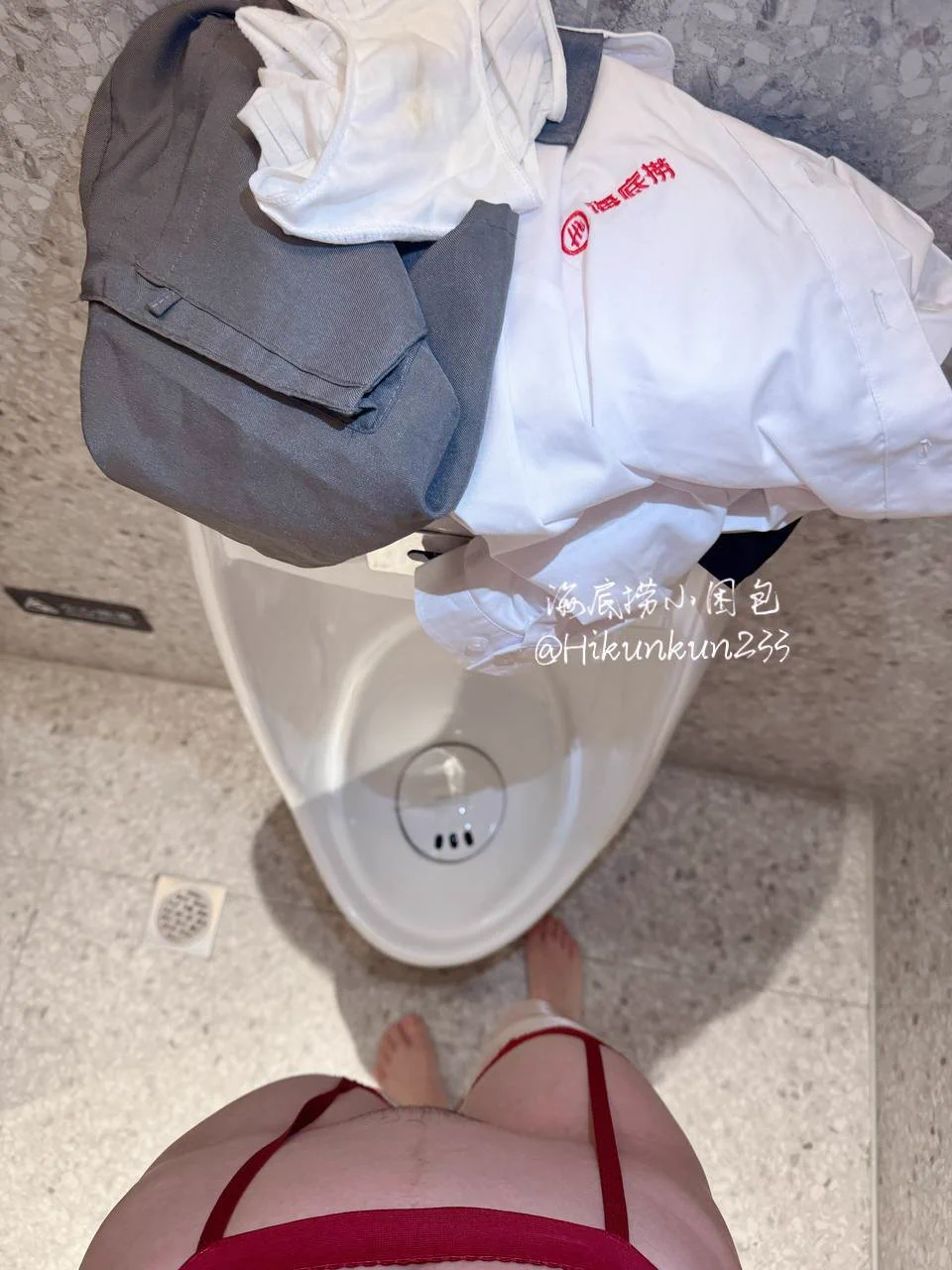 女人来欲望的时候，往往都很突然且强烈，昨晚在店里值夜班，突然就想疯狂一次。

在男厕所里脱光的时候，真的刺激的不行，可以说水流不止。光脚踩在地上站在小便池前那一刻，感觉就高潮了…

下次试试在这里做一次吧，小穴看着想舔吗？私信滴滴给位置… https://t.co/OPl2DoDNBi