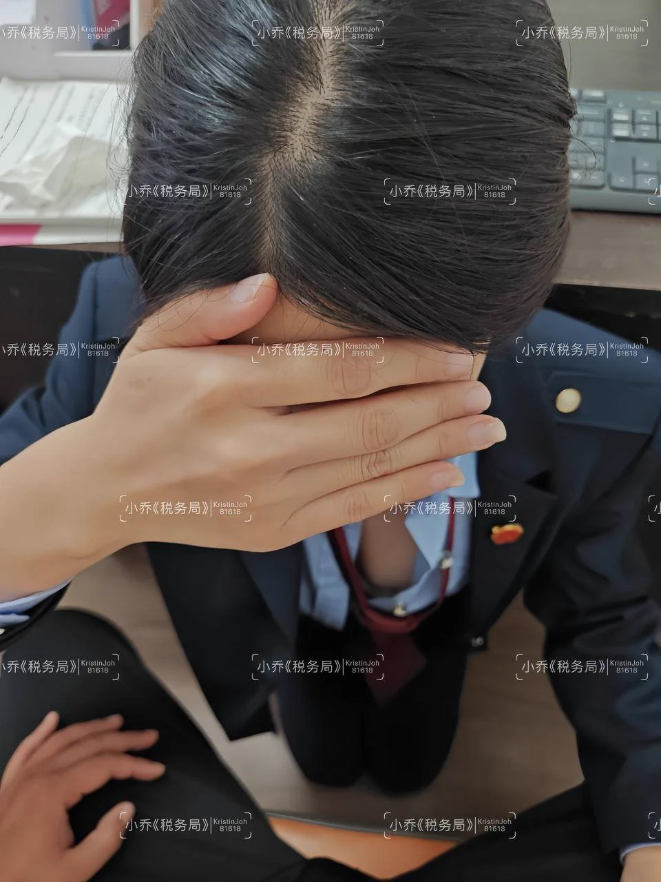 周一男同事说好困，我说给他提提神…

手都放上去了他倒害羞起来了，一会儿试试把他裤子脱下来，看看他敢不敢让我含一下～

最近很喜欢这种在办公室暴露自己的感觉，是不是太躁动了… https://t.co/1WiMdzdc3y