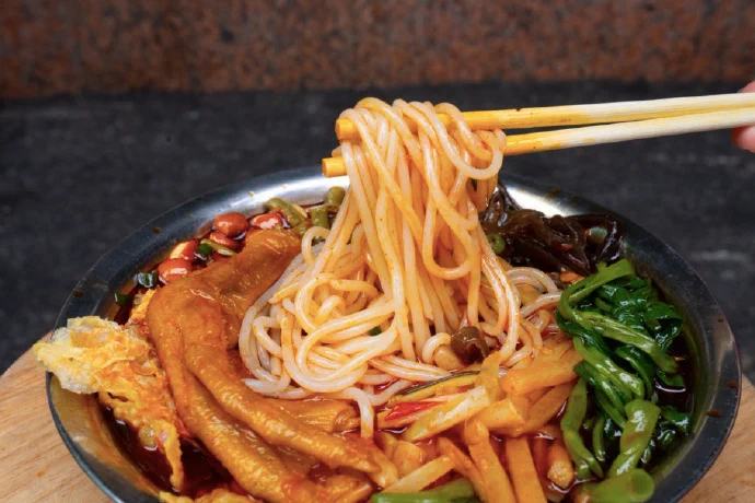 🍜 Guangxi Midnight Food Channel is live — and we highly recommend a trip to Liuzhou!😋😋

A steaming bowl of spicy and tangy luosifen (river snail rice noodles) is the perfect comfort food after a long day. One bite and you'll be recharged for the night! https://t.co/GB4whEDJJR