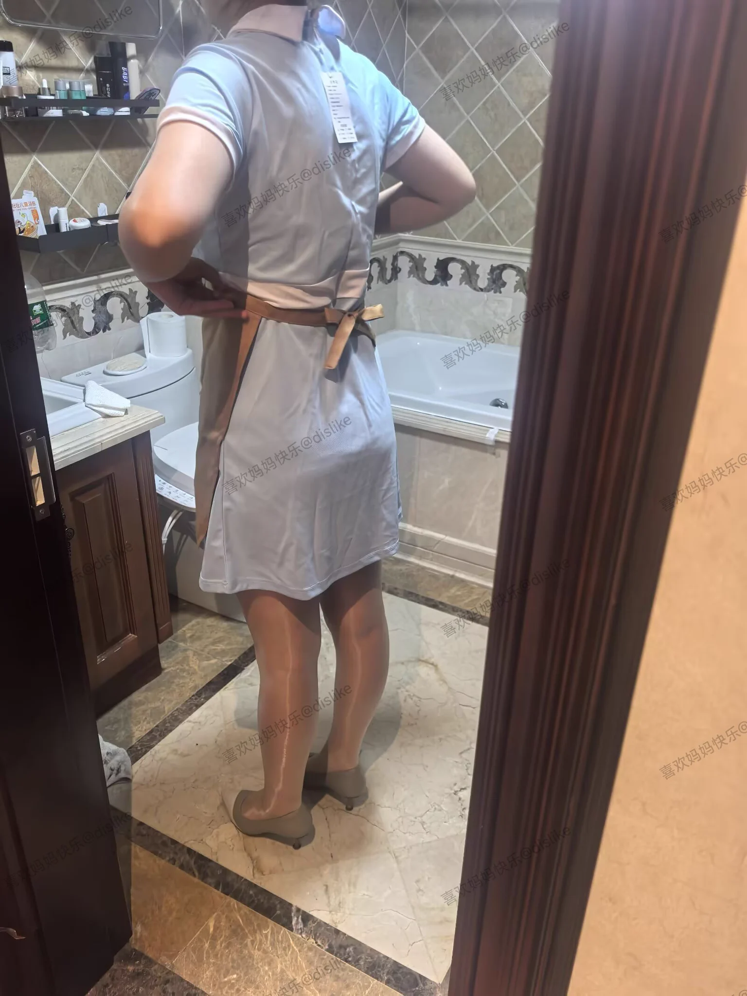 周末少妇家，她老公出差一周，她老公不在家，少妇把自己最迷人的一面展示给我。即使和陪她老公，也会向我汇报，每时每刻都想着我。她老公已经不在她心里，她满心是我。随时迎接我的探索，满足我的一切好奇。这样的良家少妇，就尽情开发，（这周少妇客串好利来店员） https://t.co/QWzjGWBwVg