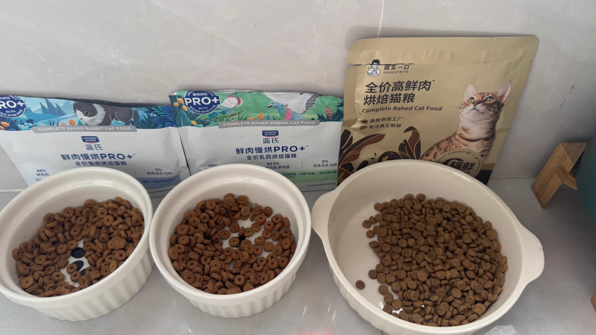 猫粮测试一下 
下班回来看它们爱吃哪个 https://t.co/fcojZO7FyG